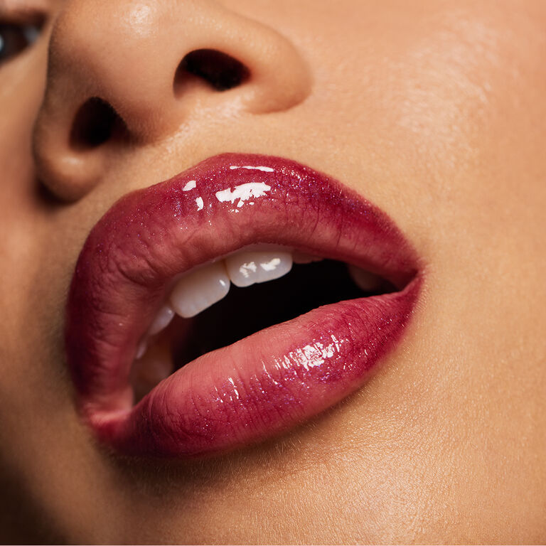Nahaufnahme der glossy gl&auml;nzenden Lippen einer Frau (Glass Lips Trend)